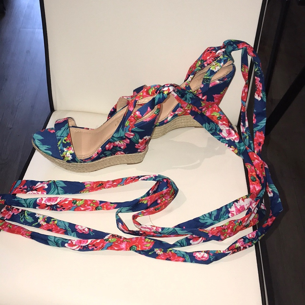 Tie UP Wedges